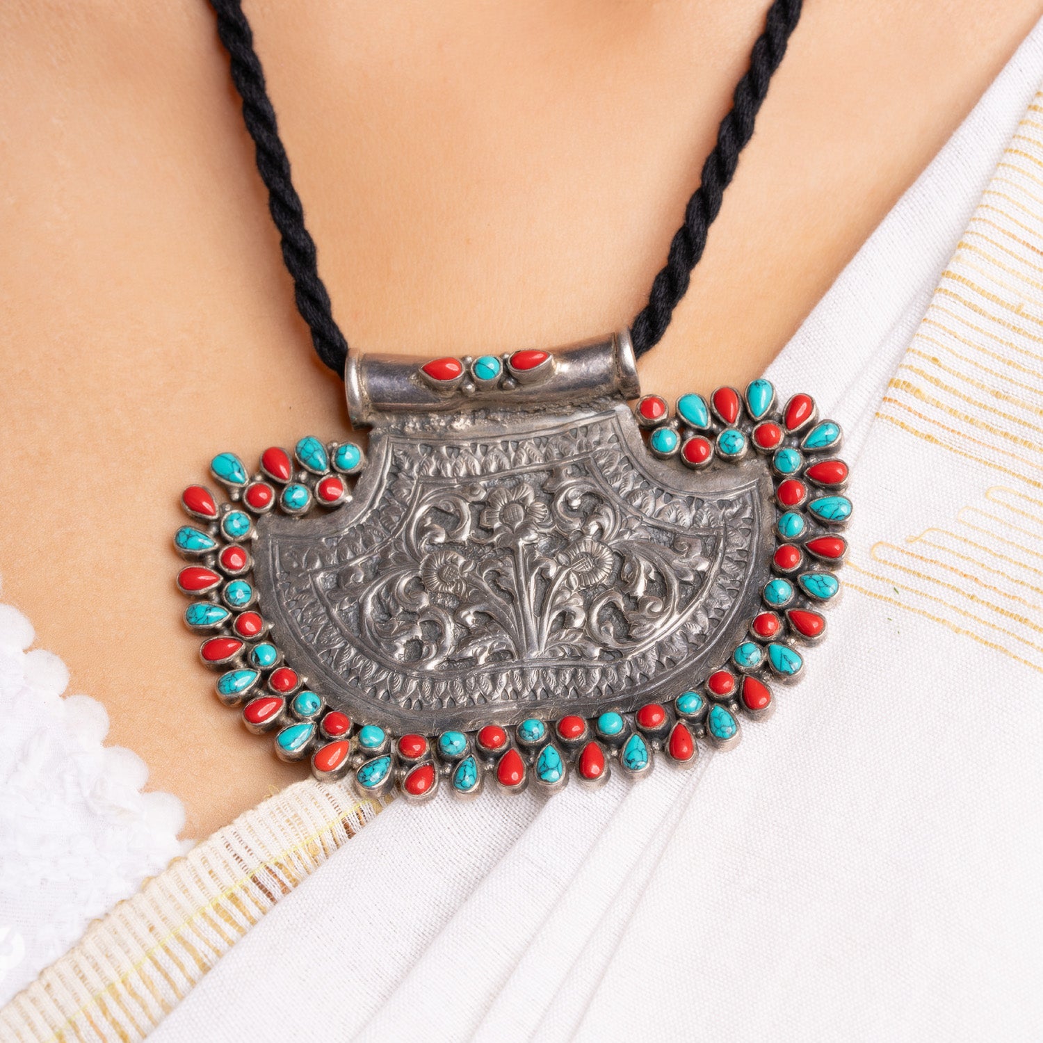 Pendentif Argent Massif Avec Corail Et Turquoise - Style Égyptien Ethnique - Occasion