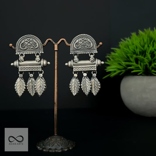 Old look carving earring